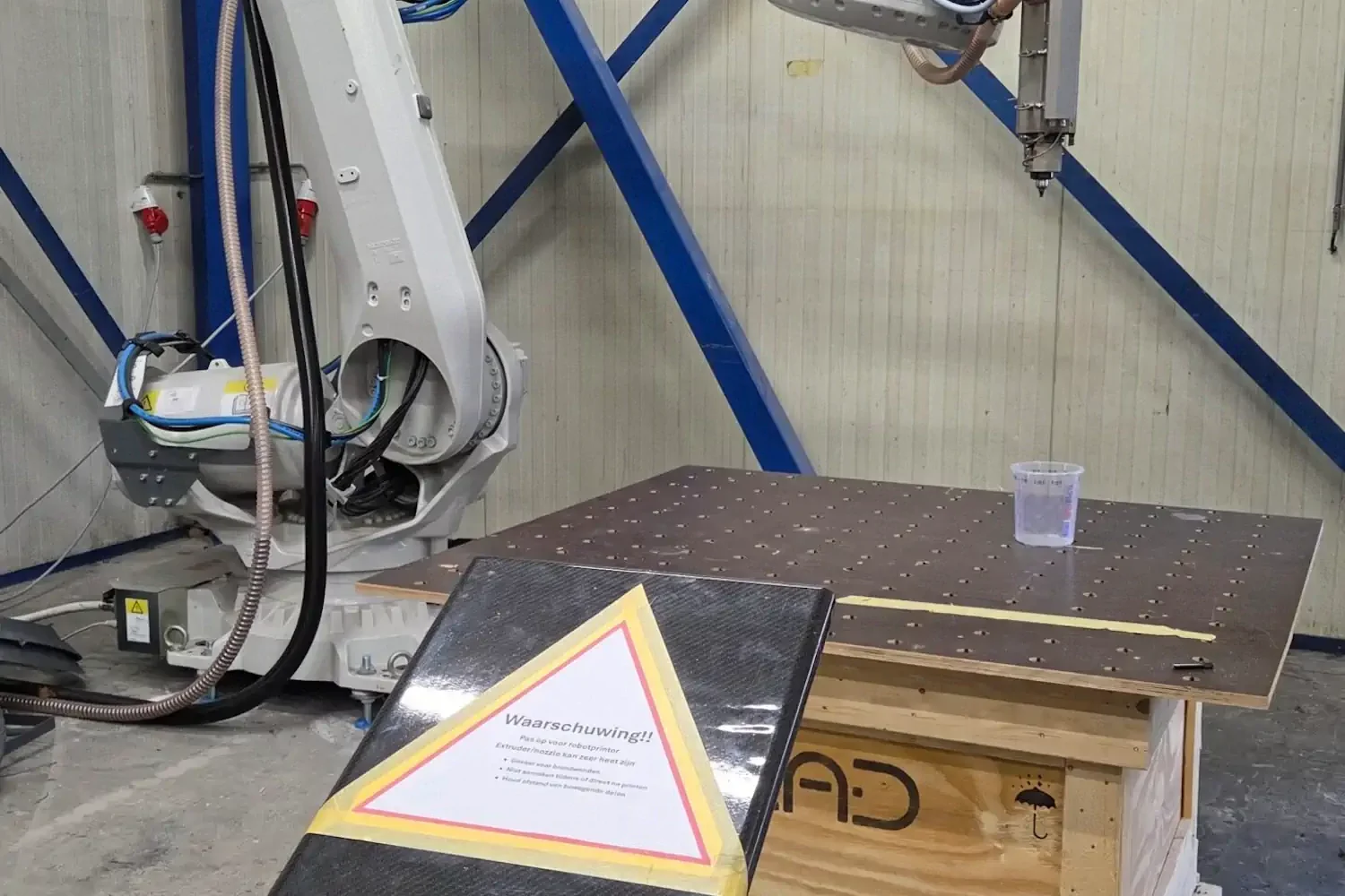 Robotarm boven een werktafel