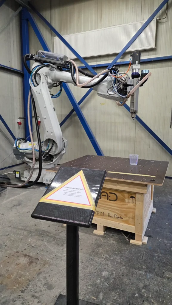 Robotarm boven een werktafel