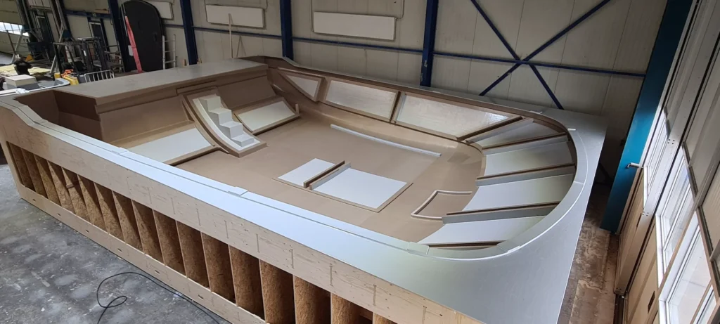 Houten bouwframe met een lichte bootvorm