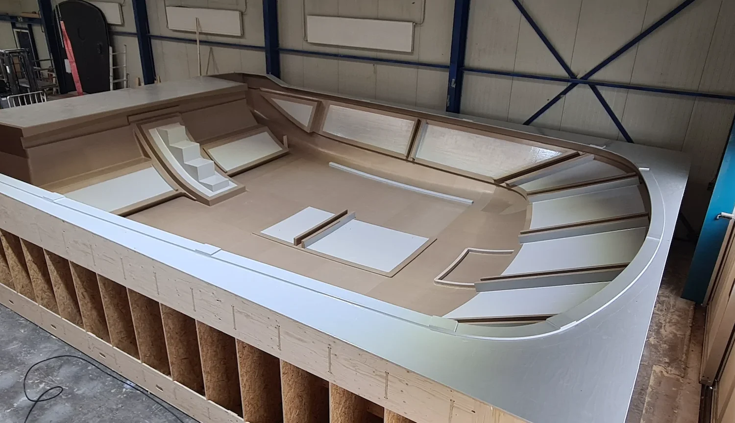 Houten bouwframe met een lichte bootvorm