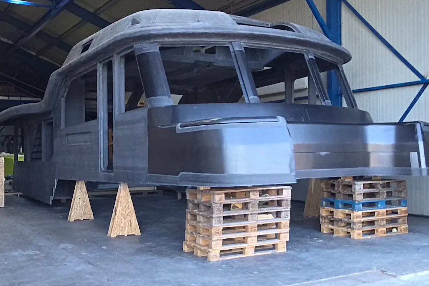 Bootcasco op pallets in de werkplaats