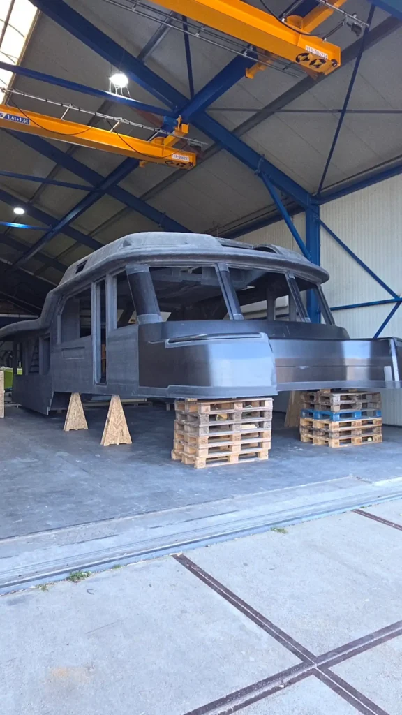 Bootcasco op pallets in de werkplaats