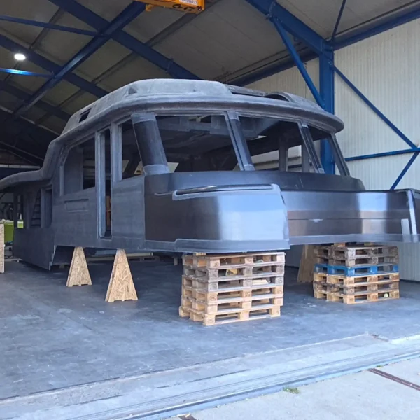 Bootcasco op pallets in de werkplaats