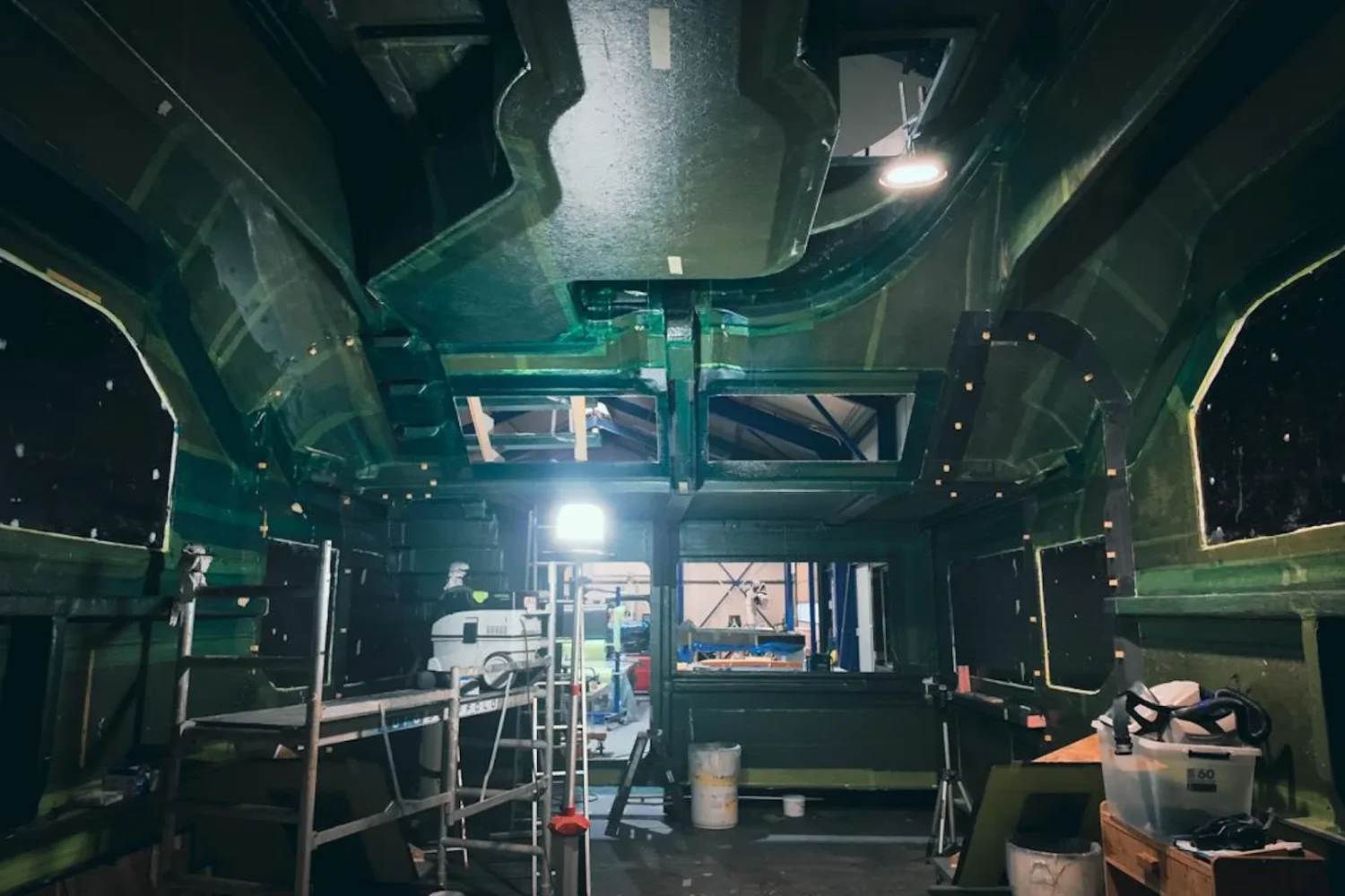 Binnenzijde van een jachtopbouw met werksteigers