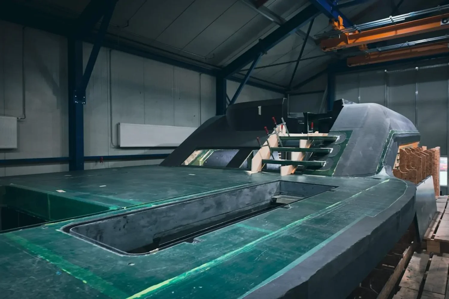 Gebogen jachtopbouw met grote openingen