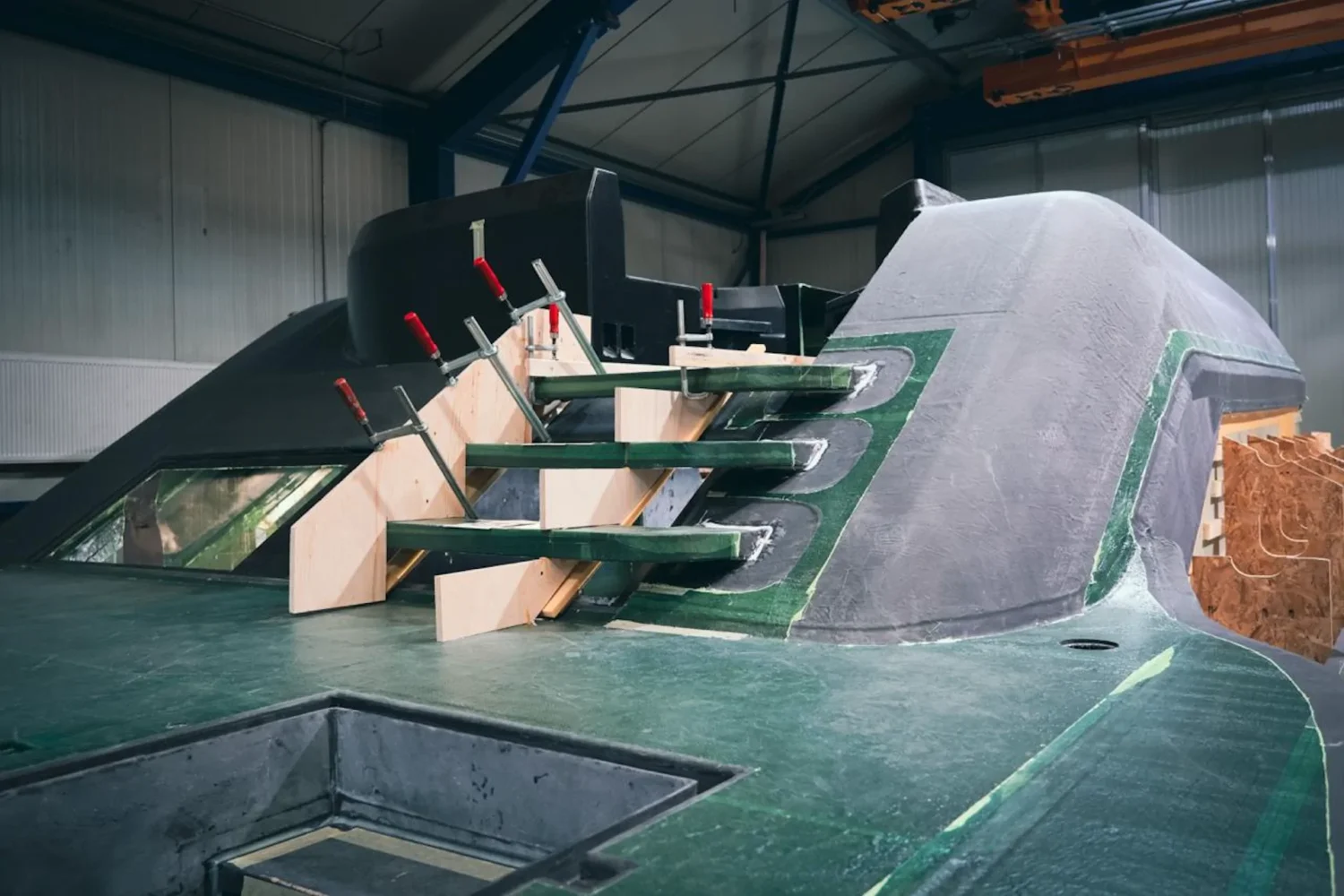 Donkere jachtopbouw met treden en raamopeningen