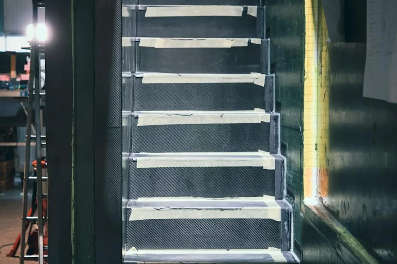 Trap met lichte treden in een donker bootinterieur