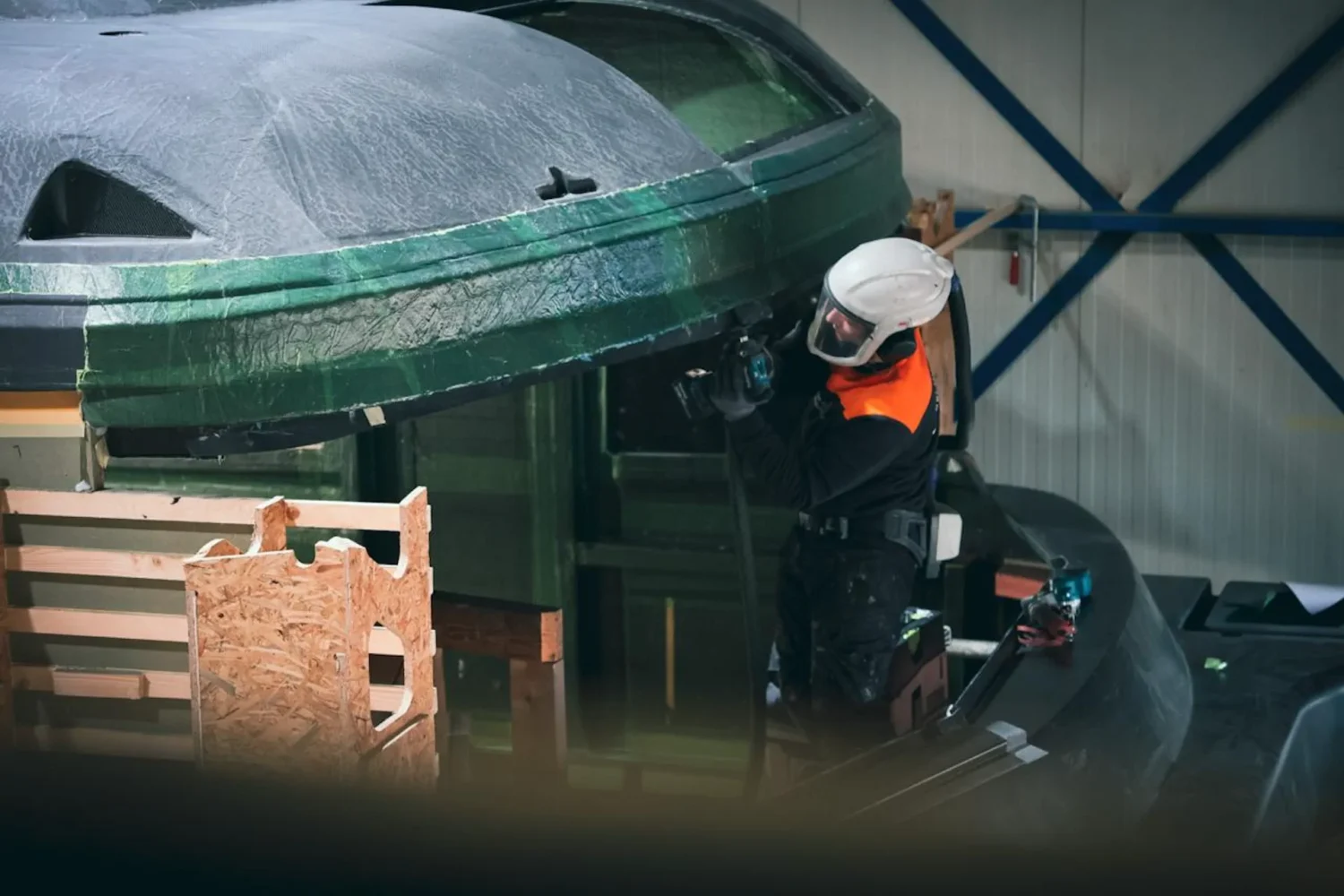 Medewerker bij een jachtopbouw in aanbouw
