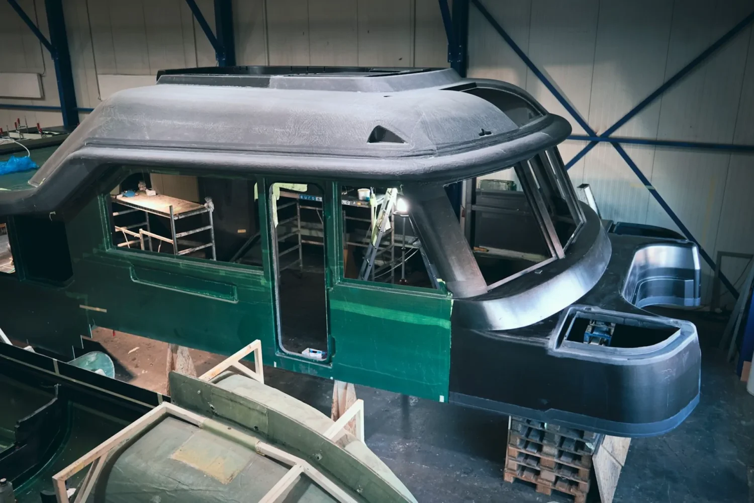 Donkere jachtopbouw met raamopeningen in de werkplaats