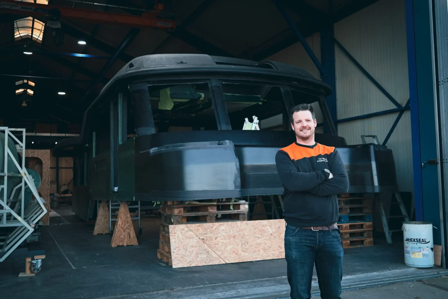 Medewerker voor een bootopbouw in de werkplaats
