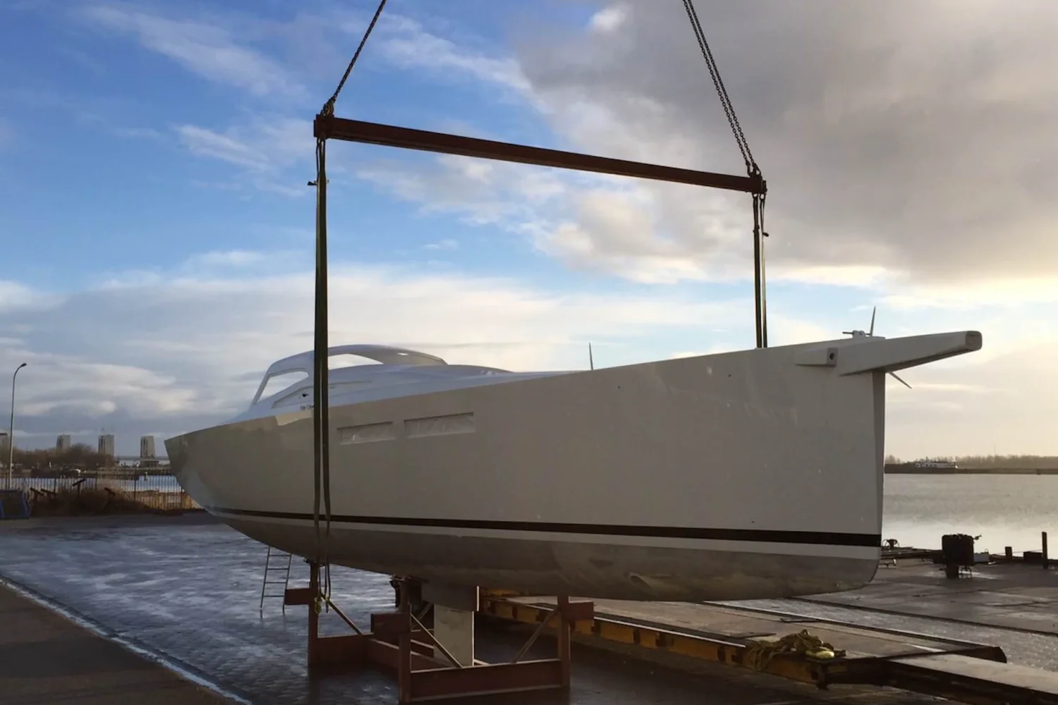 Zijaanzicht van een bootcasco tijdens het hijsen