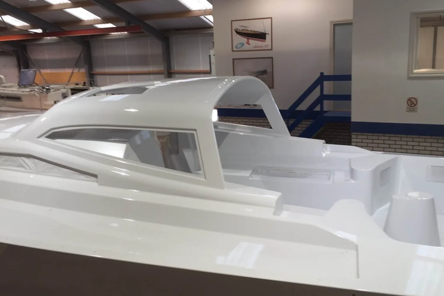 Detail van een witte jachtopbouw