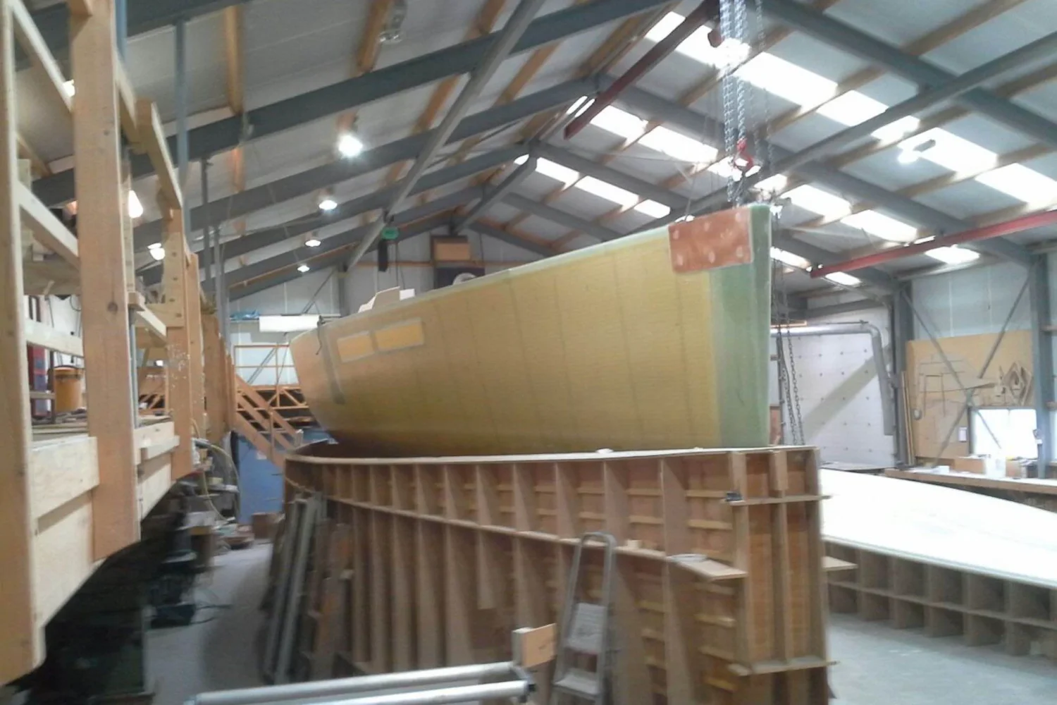 Bootromp wordt boven een houten mal gehesen