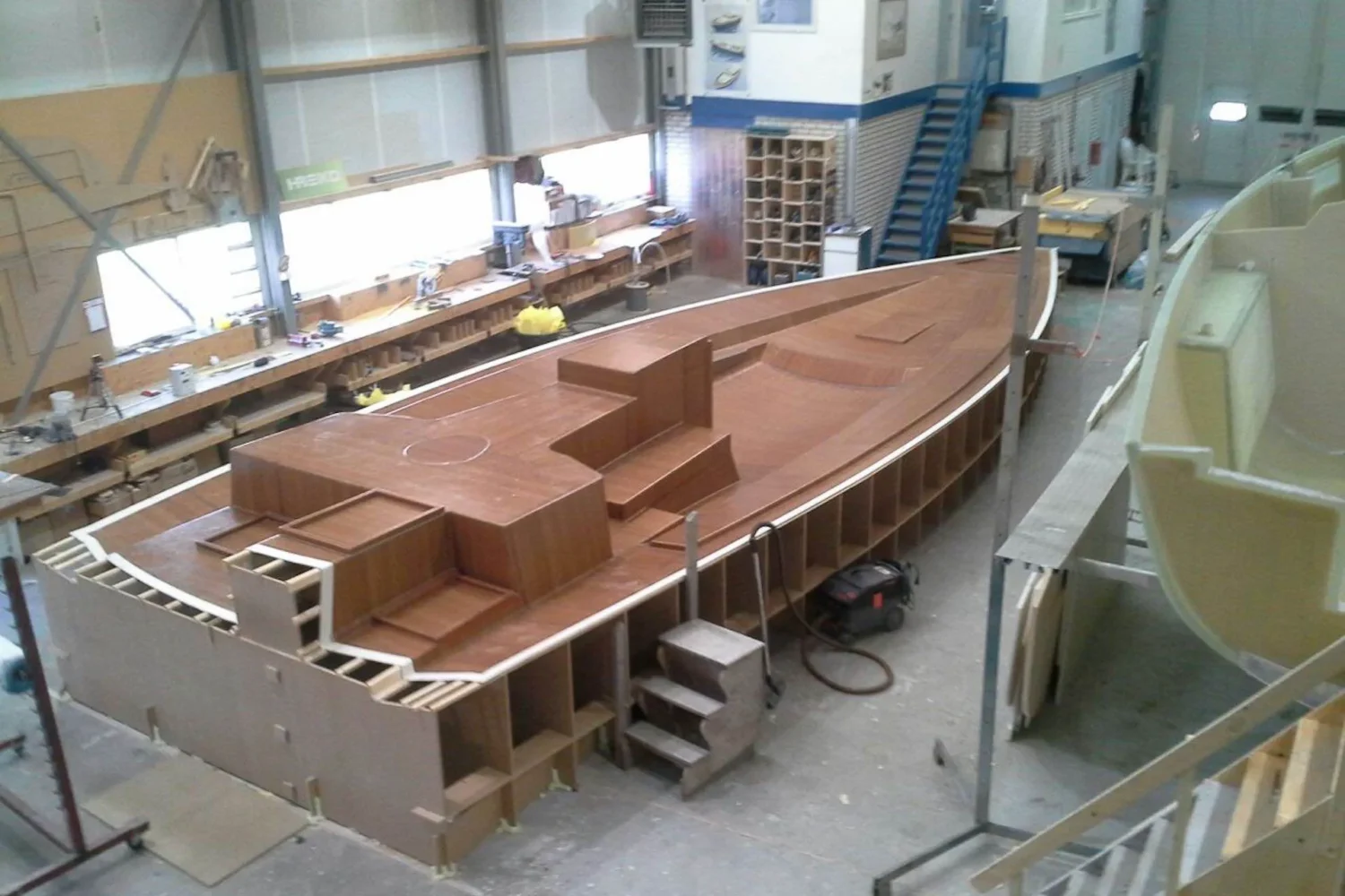 Bruine rompmal op een houten bouwframe