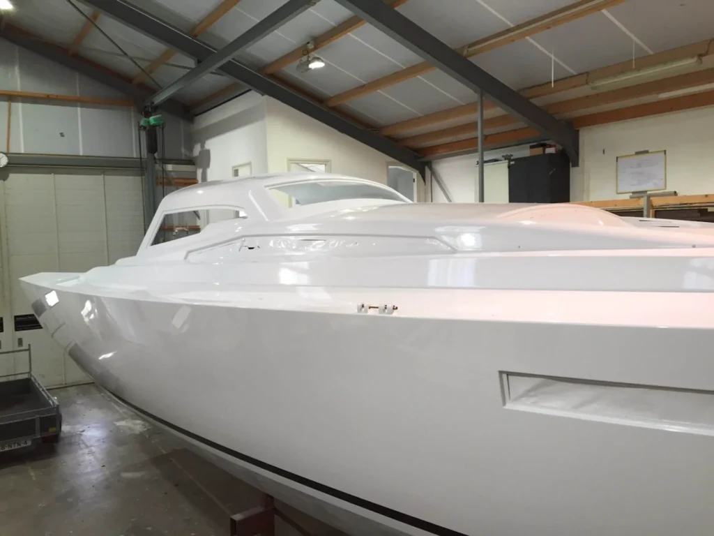 Afgewerkte witte motorboot in de werkplaats