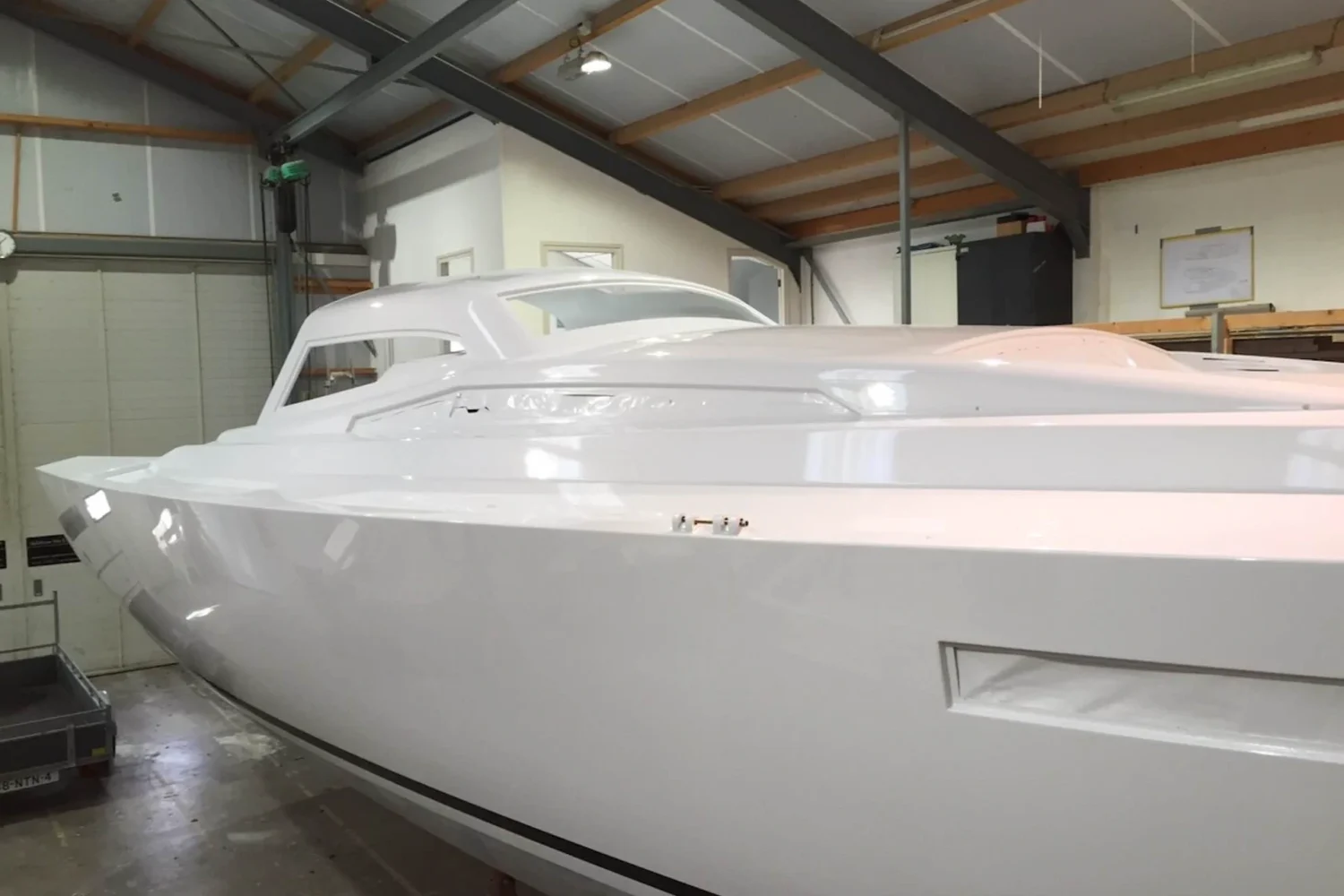 Afgewerkte witte motorboot in de werkplaats