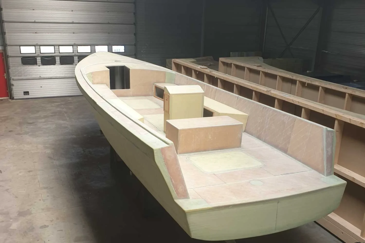 Open bootromp met schotten in aanbouw