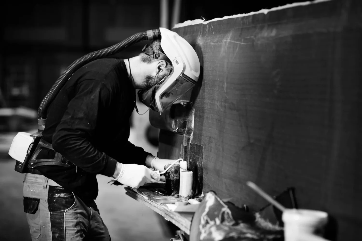 Medewerkers bewerken de binnenzijde van een bootcasco