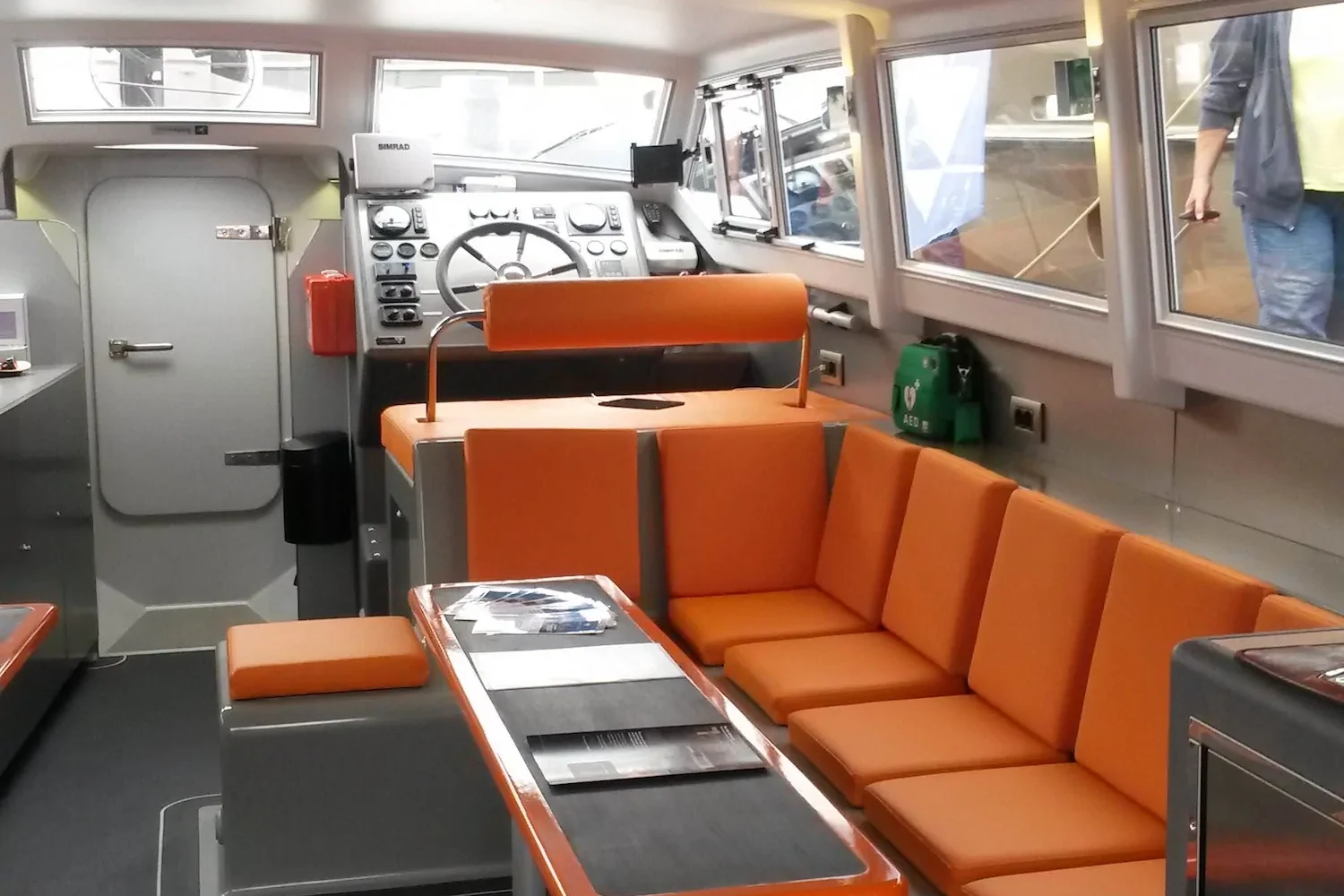 Zithoek met oranje banken in het interieur van een jacht
