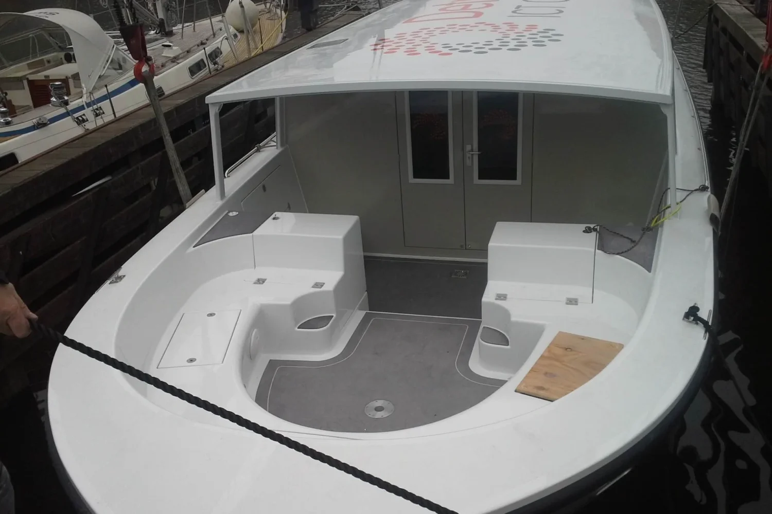 Witte kuip en opbouw van een motorboot