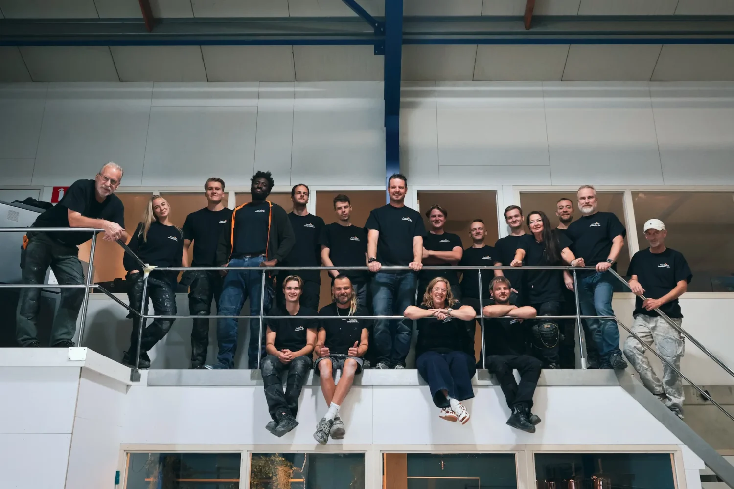 Het team van PD Composites op een wit casco in de werkplaats